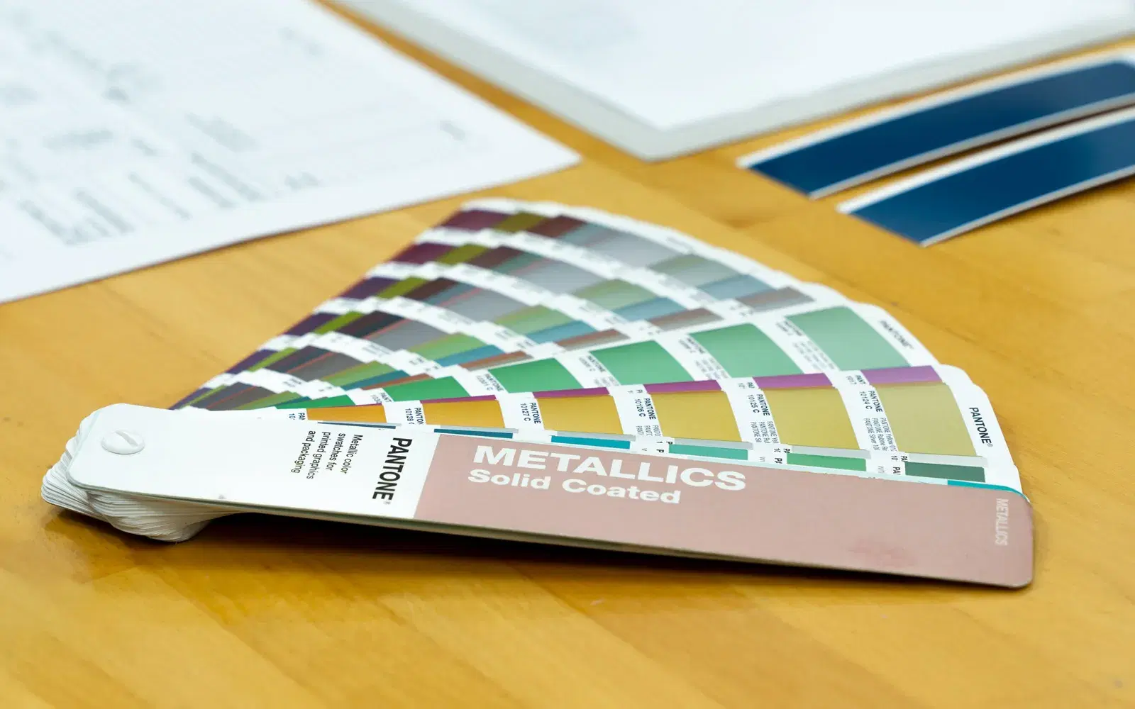 PANTONE Metallics Solid Coated renk kartelası ile renk seçimi